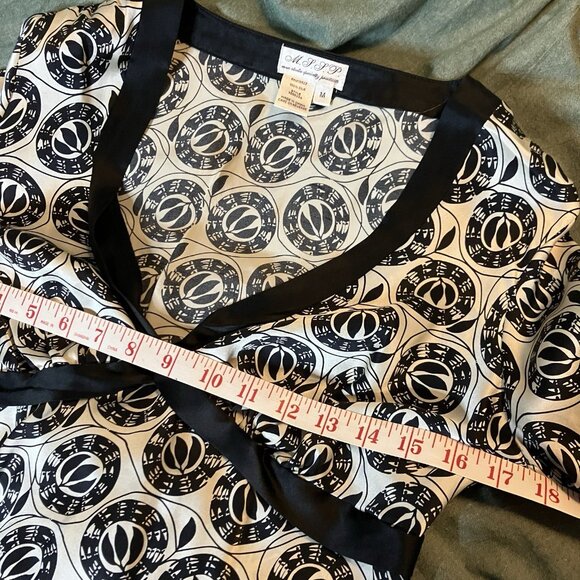 Y2K Max Studio Silk Blouse Womens M Black White Geometric Whimsigoth Fairy - Picture 6 of 8